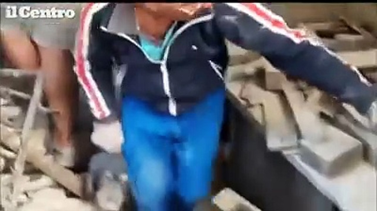 Amatrice, salvati dalle macerie l'uomo e il suo cane