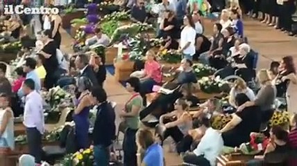 Ascoli, ai funerali scanditi i nomi delle vittime del sisma