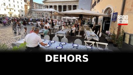 Dehors a Roma, la battaglia trasloca in Parlamento