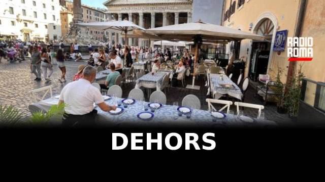 Dehors a Roma, la battaglia trasloca in Parlamento