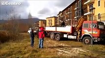 Il balcone pericolante demolito a Cese di Preturo