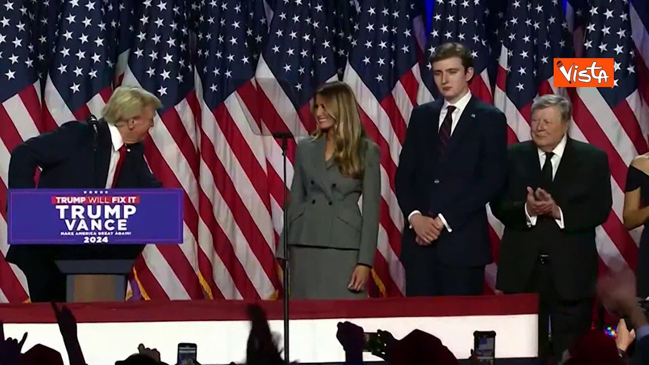 Trump: "Ringrazio la mia bellissima moglie Melania", e la bacia sul palco del comitato elettorale