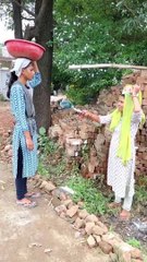 मजदूरो ने ग़रीब की मदत कर के दिखाई इंसानियत