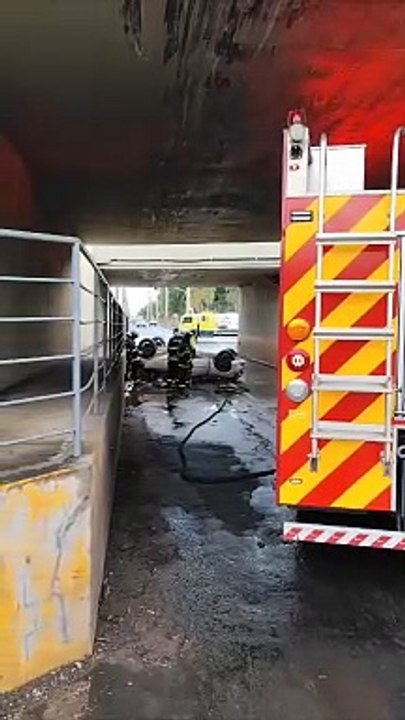Carro despenca de pontilhão na Washington Luís em São Carlos