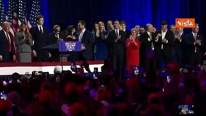 Trump balla Ymca al comizio dopo la vittoria tra gli applausi dei sostenitori