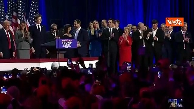 Trump balla Ymca al comizio dopo la vittoria tra gli applausi dei sostenitori