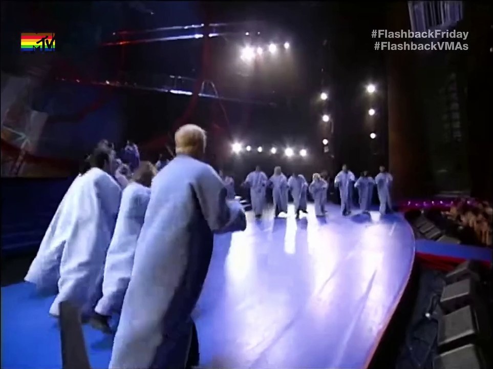 Fatboy Slim interprète son tube "Praise You" en live