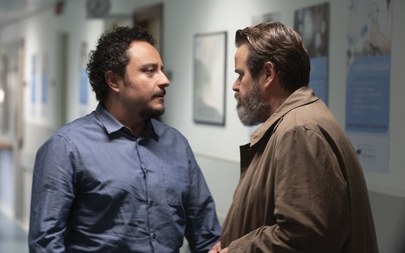 Stucky, seconda puntata: Giuseppe Battiston nella scena iniziale