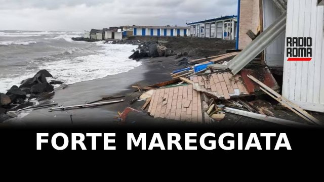 Forte mareggiata su litorale Roma