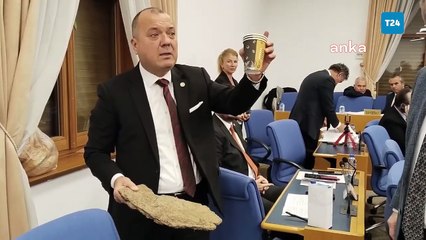 Plan ve Bütçe Komisyonuna tezek getiren İlhami Özcan Aygun'dan hükümete tepki: Köylerde artık hayvan kalmadı, bunu bulana kadar akla karayı seçtim!