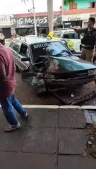 Idoso sai de bar e faz "dominó" com veículos estacionados, em Altônia