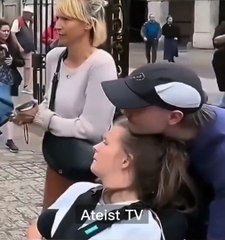 Le cheval royal du Royaume-Uni est doux avec une femme handicapée, mais réagit violemment avec une femme portant une burqa