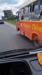 Video: ¡Zigzagueaba! Chofer conducía peligrosamente, chocó y dejó heridos en plena vía