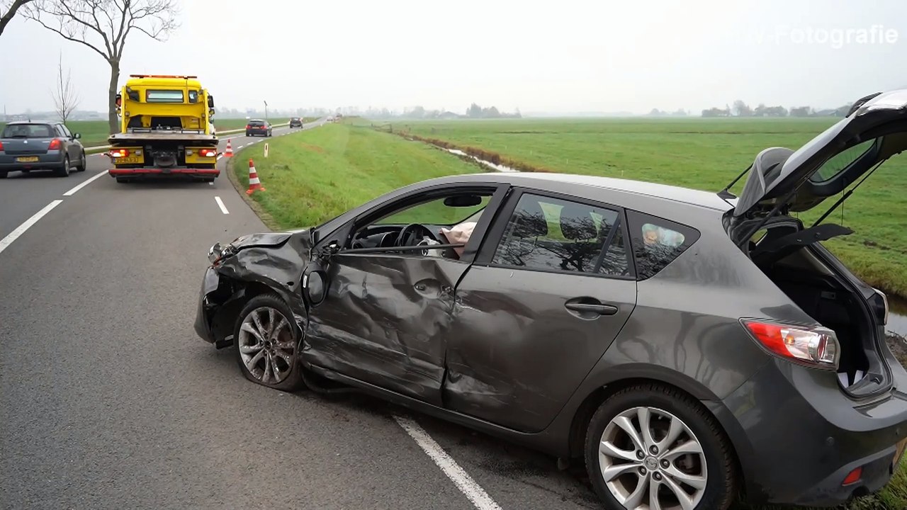 Forse schade bij aanrijding op Kamperzeedijk