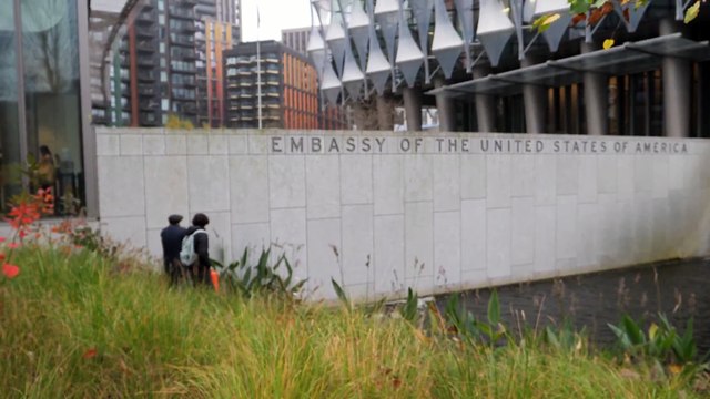 Ativistas pintam embaixada dos EUA em Londres. Mundo afunda no fascismo