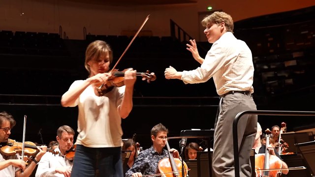 La Orquesta de París y Lisa Batiashvili, dirigidos por Klaus Mäkelä ensayan el Concierto para Violín de Tchaïkovsky