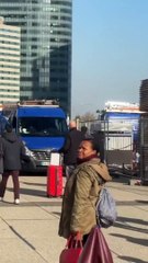"1,90m, riche..." : Elle se promène avec une pancarte dans Paris pour trouver son mari