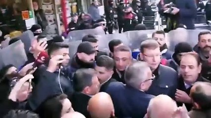 Esenyurt Belediyesi önünde polisle CHP'liler arasında gerginlik