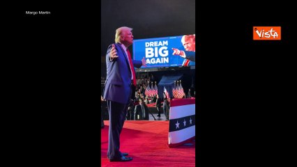 La "victory dance" di Trump sulle note di Ymca all'ultimo comizio prima del voto