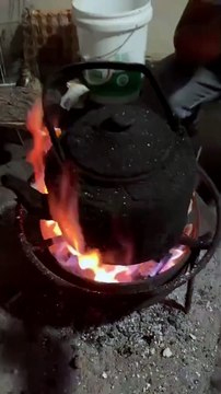 Il prend une casserole brulante à pleines mains et ne sent rien