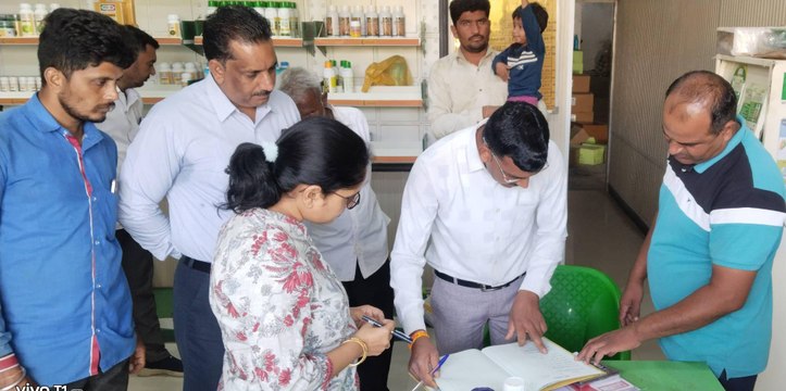 कलक्टर ने खाद-बीज की दुकानों का औचक निरीक्षण