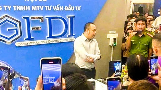 Khách hàng bao vây công ty đầu tư tài chính mất khả năng thanh toán