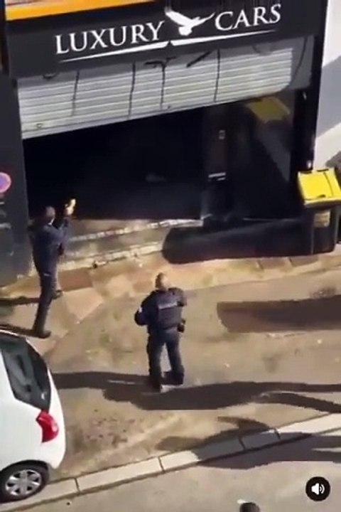 Attaque à Lorient : Trois Policiers Blessés par un Homme Armé d'un Sabre lors d'une Intervention