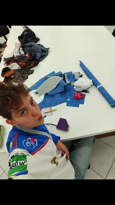 Estudante cria bolsa com tecido de banco do ônibus de Florianópolis e viraliza “Genial”