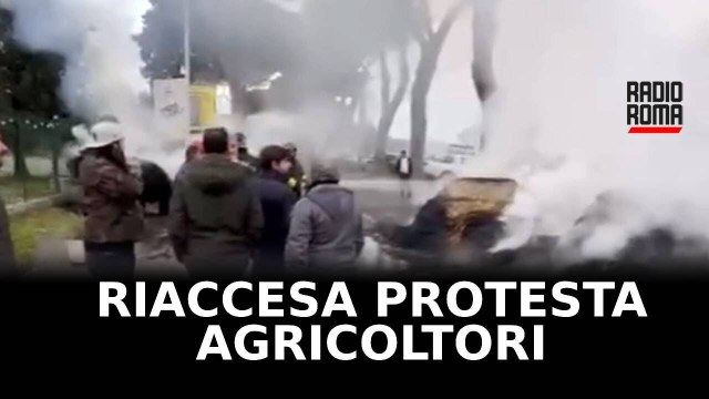 Protesta dei trattori, paura per il rogo in via Nomentana