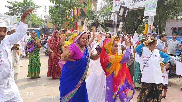 भक्तों ने झूमते-नाचते किया नगर भ्रमण