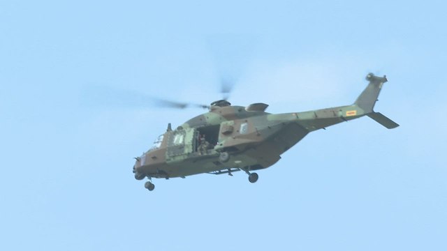 Servicios profesionales y voluntarios trabajan en la limpieza de los pueblos de Valencia