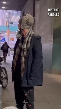 Cet homme sans-abri fait preuve de générosité envers un passant puis est récompensé