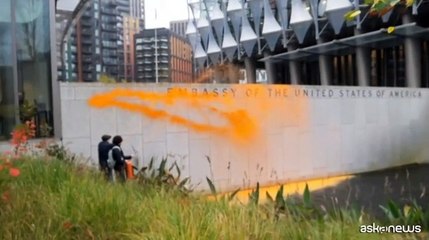Ambientalisti inglesi imbrattano il muro dell'ambascita Usa a Londra