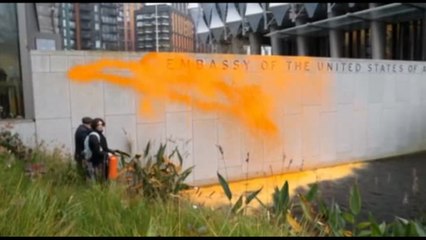 Ambientalisti inglesi imbrattano il muro dell'ambascita Usa a Londra