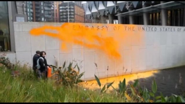 Ambientalisti inglesi imbrattano il muro dell'ambascita Usa a Londra