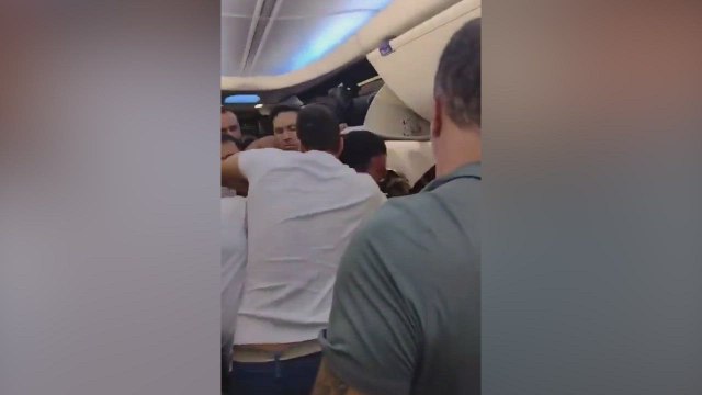 Un pasajero de un vuelo de Copa Airlines intenta abrir la puerta de emergencia del avión en pleno vuelo y es inmovilizado por otros pasajeros.
