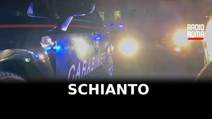 Si schiantano contro auto CC durante fuga