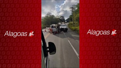 Veículos da equatorial alagoas se envolvem emacidente na AL - 465 entre Porto Calvo e Japaratinga