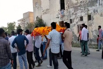 नम आंखें, बिलखते रिश्तेदार, पति-पत्नी का एक तो मां का दूसरी चिता पर अंतिम संस्कार