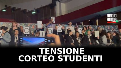 Tensione al corteo studenti, due agenti e una ragazza feriti