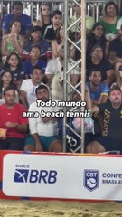 The synchronization of these peoples faces when watching beach tennis