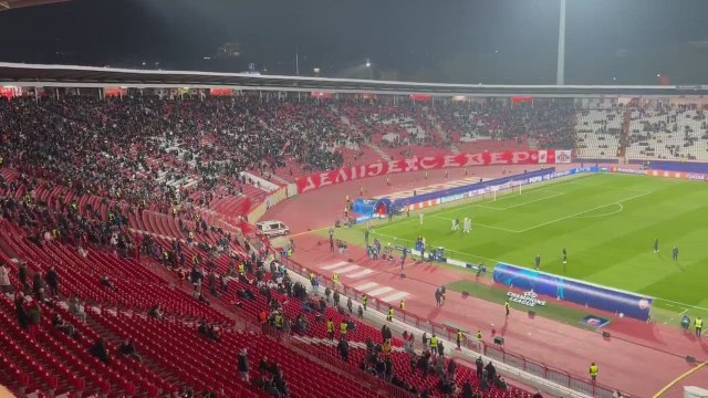 El escalofriante recibimiento de la afición del Estrella Roja a los jugadores del Barça
