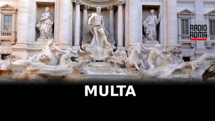 Tenta bagno nella Fontana di Trevi, multata