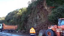 Rize-Artvin yolunda heyelan meydana geldi