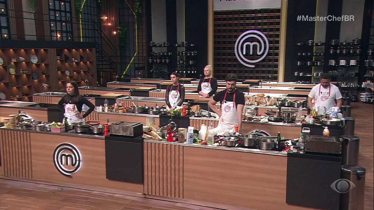 Jurados quebram o protocolo e ninguém sobe ao mezanino em semifinal