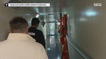 Aimar Bretos entra en el buque de la Armada que ayuda en la DANA