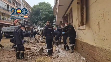 Los alumnos de la Escuela de Policía de Ávila trabajando en apoyo de los damnificados por la DANA