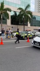 Carro capota ao lado do Salvador Shopping e causa congestionamento no local; veja