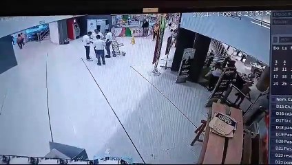 Momento exacto donde cae vehículo del parqueo en el Supermercado Nacional de la 27 de febrero