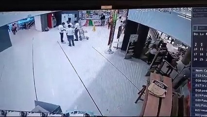 Yipeta cae dentro de el Supermercado Nacional